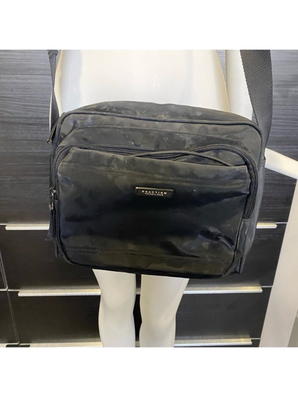 Kenneth Cole Reaction Crossbody Messenger Camera Bag